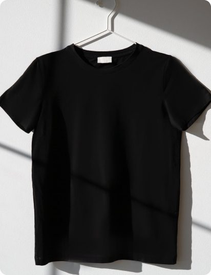Immagine rappresentativa di t-shirt nera personalizzabile attraverso il Configuratore 3D che rappresenta settore abbigliamento per cui opera Tredo