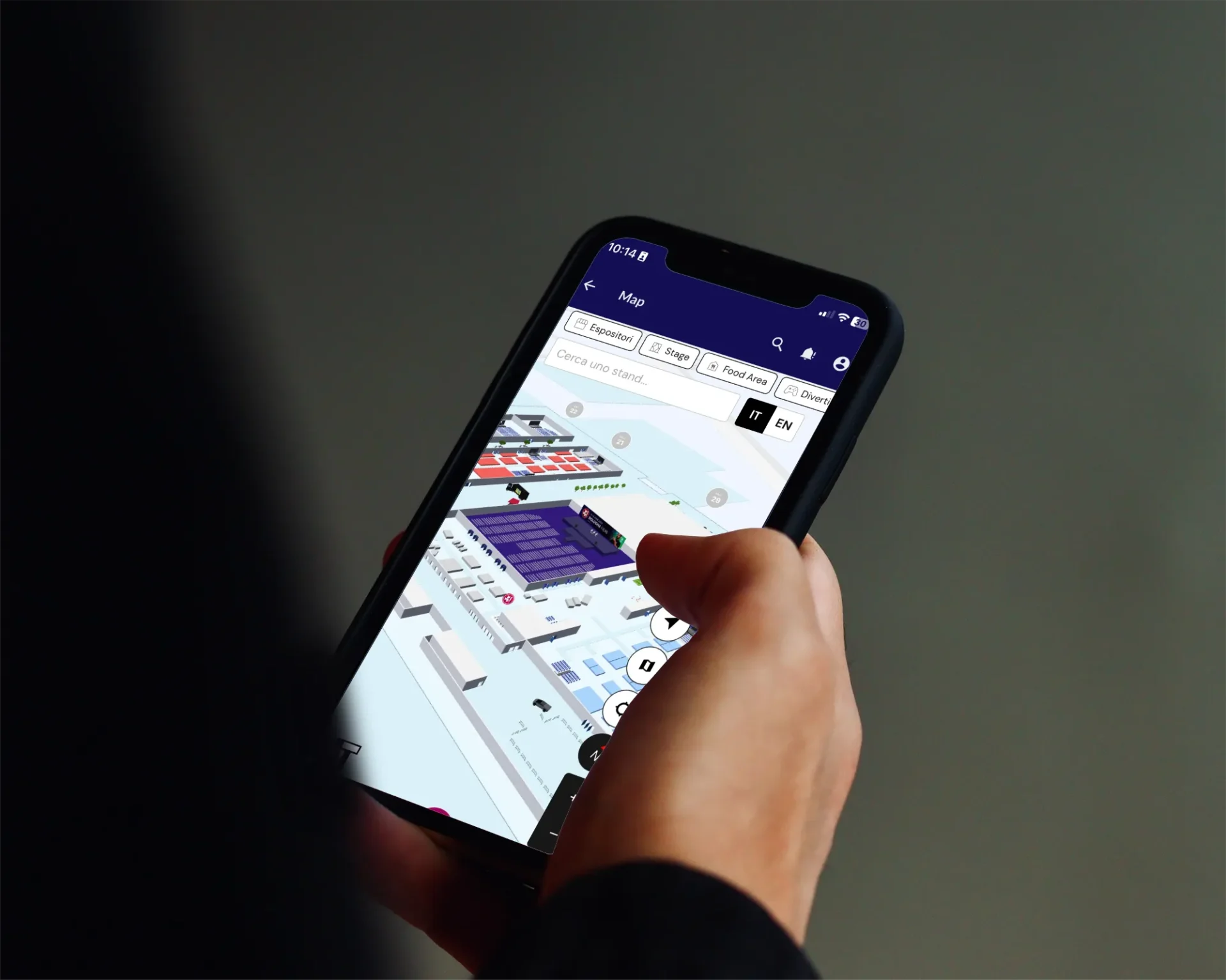 Primo piano di una mano che utilizza la mappa 3D interattiva del WMF 2025 su smartphone